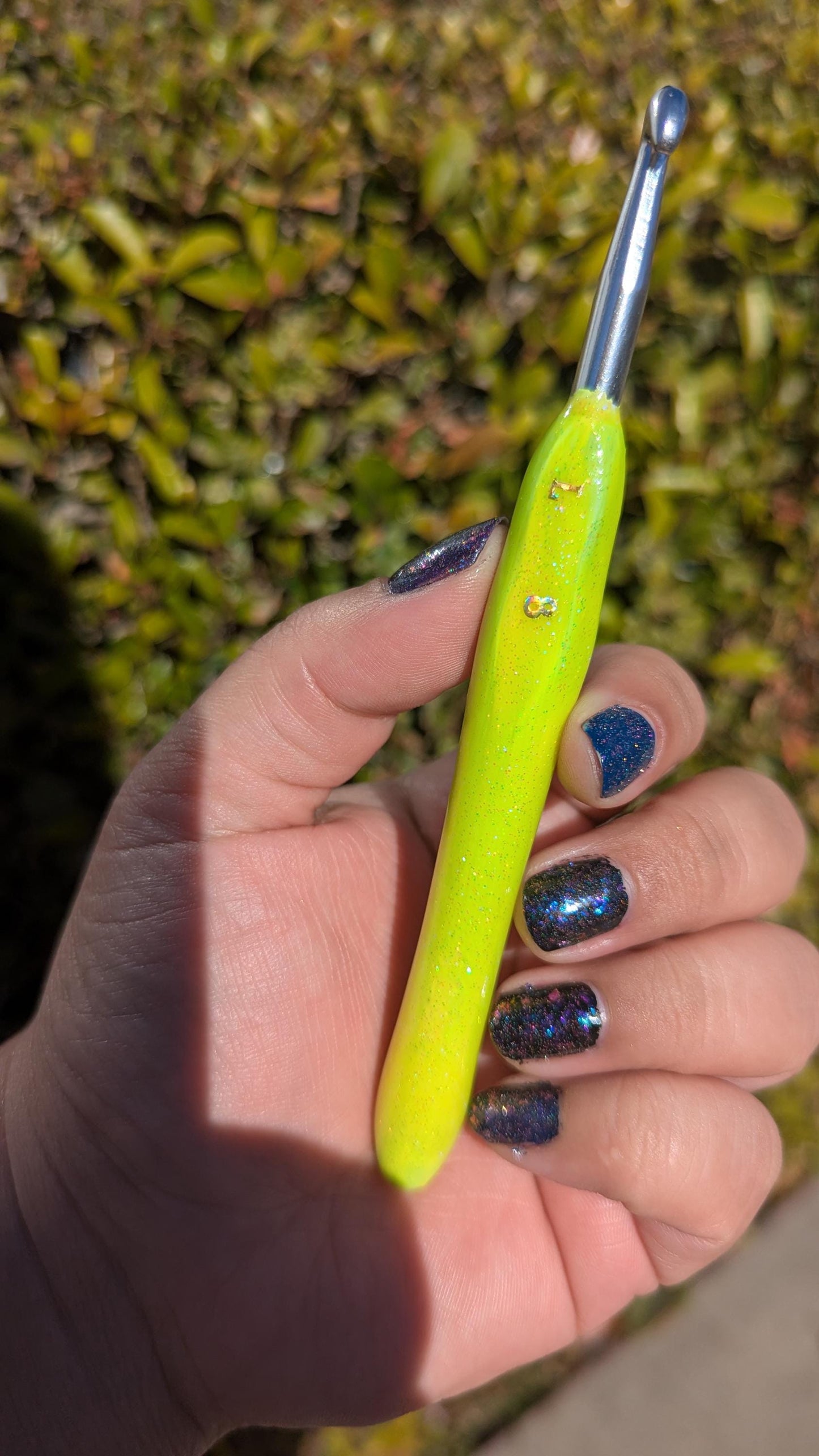 Red to Yellow Color Changing Glitter Crochet Hook
