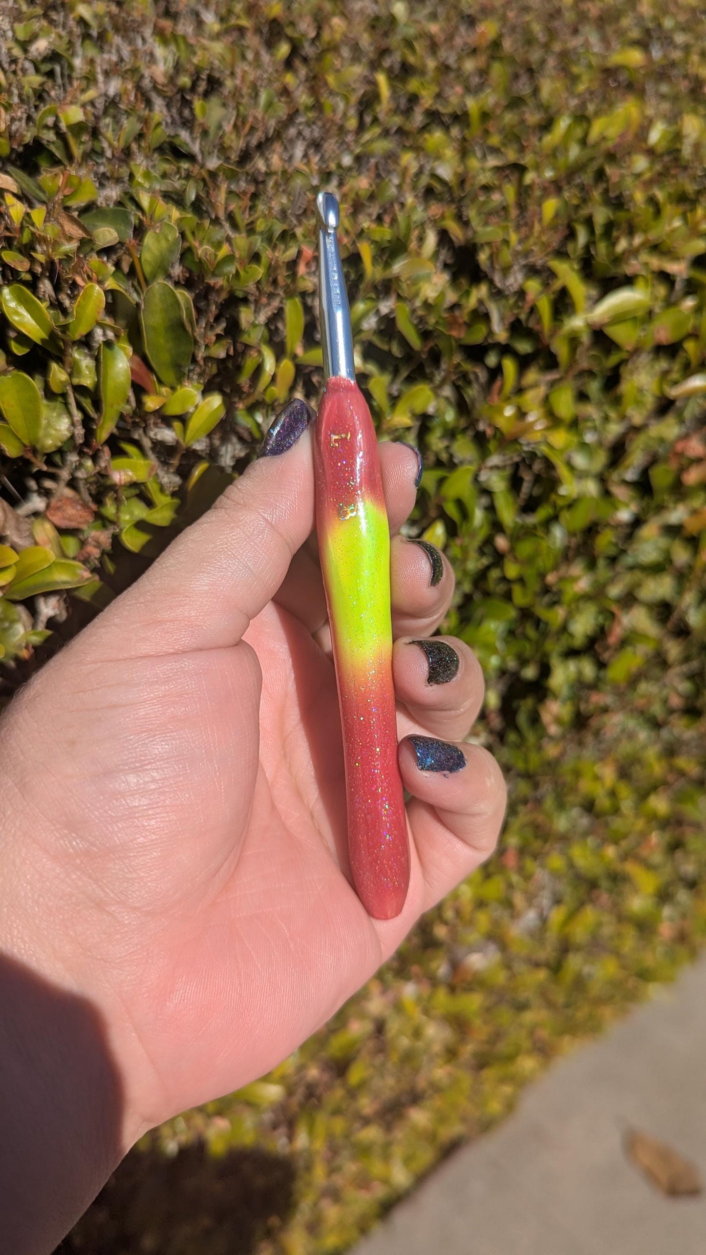 Red to Yellow Color Changing Glitter Crochet Hook