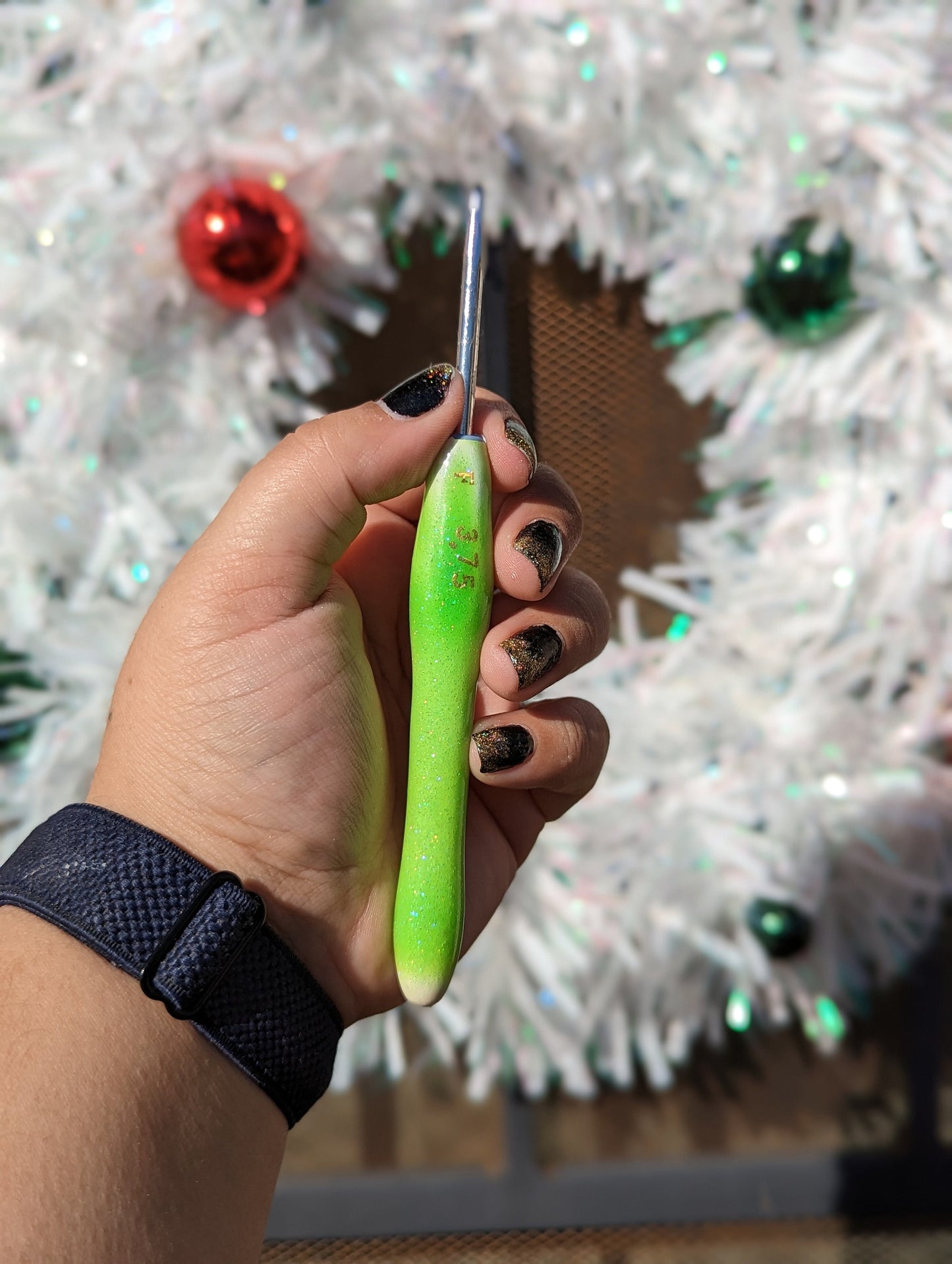 Red to Green Color Changing Glitter Crochet Hook
