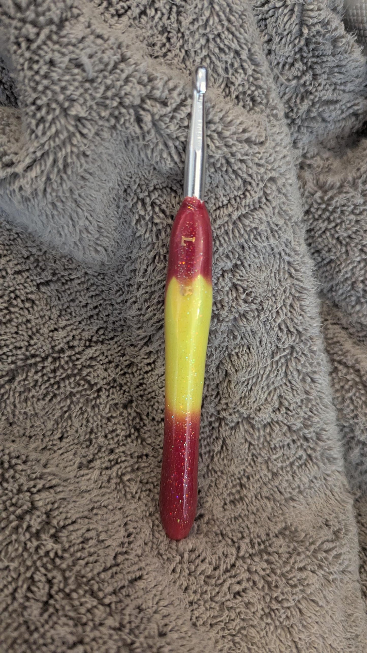 Red to Yellow Color Changing Glitter Crochet Hook