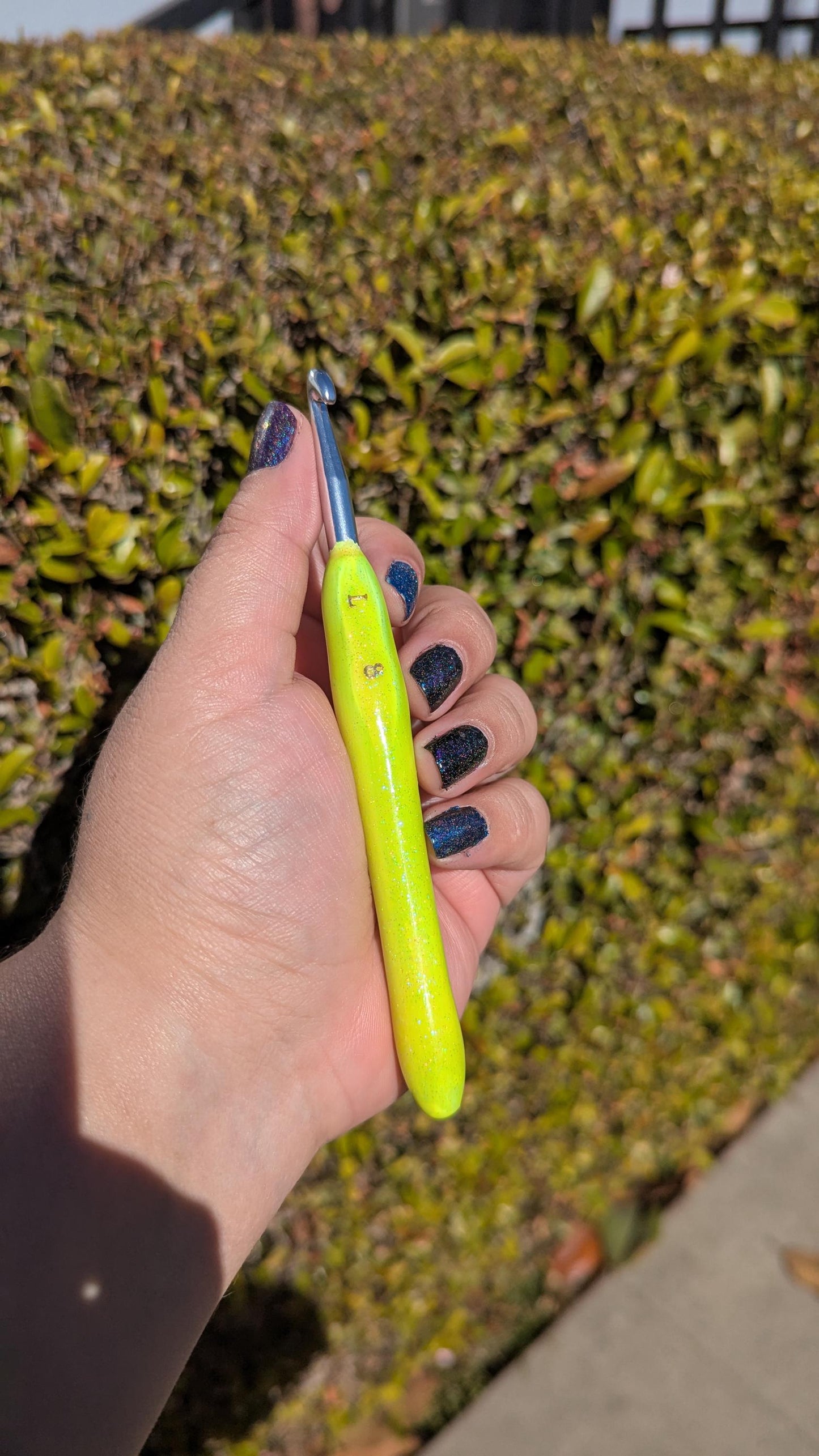 Red to Yellow Color Changing Glitter Crochet Hook