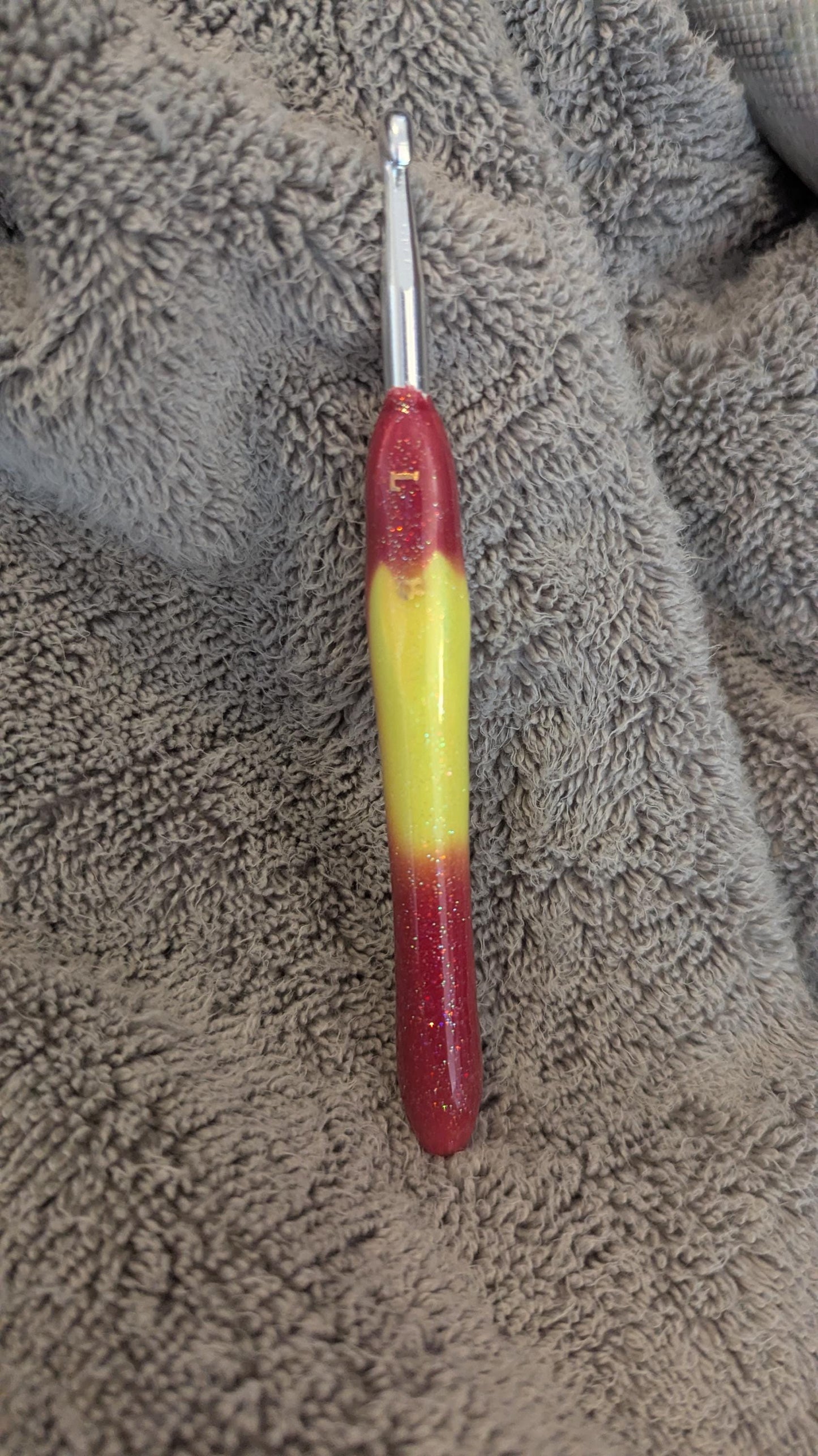 Red to Yellow Color Changing Glitter Crochet Hook